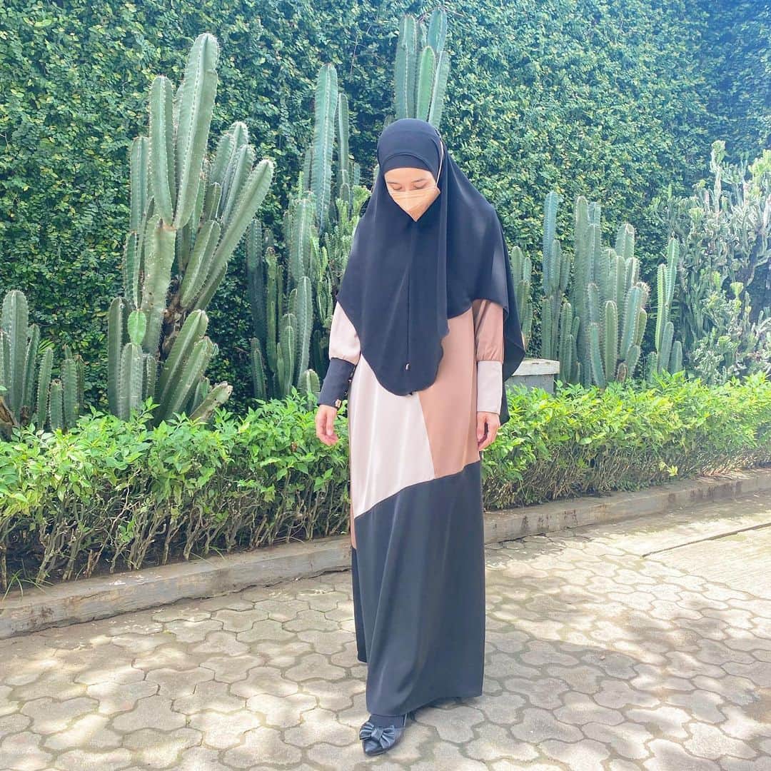 ラウディアシンシアベラのインスタグラム：「YaAllah 62 hari lagi bulan Ramadhan 🥺 ga terasa ya Sebentar lagiii. Kayanya sudah harus mulai bikin list deh...  bukan list menu ya,Hehehe tapi list PR... Apa saja yang harus kita siapkan, Dan sambil inget-inget masih ada hutang Puasa ga yaaa🤯 (Notes untuk diri sendiri📝)   Kalau Temen-Temen apa saja yang harus di persiapkan untuk bulan Ramadhan nanti ?   Bismillah.. Semoga Allah Subhaanahu Wa Ta'ala kasih kita Rezeqi Taufiq dan kemudahan untuk bisa Ibadah yaaa..   {Aku pakai Abaya @geraihawa  Dan 'Calla' Flats BELLA DARLING @dailydarling 🌸}」
