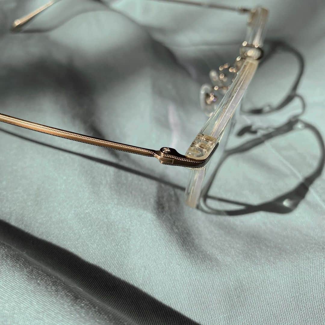 相羽瑠奈さんのインスタグラム写真 - (相羽瑠奈Instagram)「この間Zoffで買った眼鏡がお気に入りすぎるのでブツ撮り👓クリアにも色々あったんだけど、ブリッジとサイドの部分がチタンでレトロ感のあるデザインがお気に入りポイント！🪐ブルーライトカット率は35%にしました〜 ケース付いてきたのも嬉しかった🌚🌸」2月9日 13時59分 - rone.runa