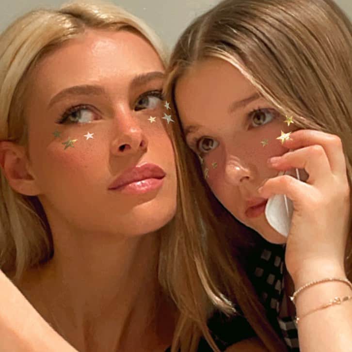 ニコラ・ペルツのインスタグラム：「i miss my little sis 🥺」
