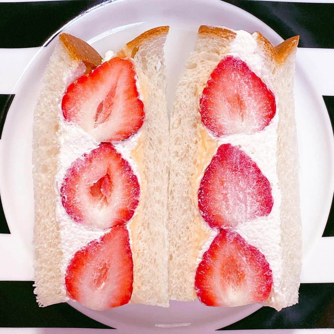 JULIANのインスタグラム：「#断面萌え 🍓🥪😋  #休日の過ごし方 #朝ごパン #おうちカフェ  #サンドイッチ #フルーツサンド #数量限定 #あまおう #いちご #いちごサンド #焼き立てパン #手作りパン #スイーツ男子  #食パン #🍞#パン活 #パン屋さん  #パンスタグラム #パンスタグラマー  #生食パン #パン #パンのある暮らし  #パン屋 #パン屋巡り #パン好き #パン部  #ベーカリー  #bakerylife #샌드위치  #パン好きな人と繋がりたい」