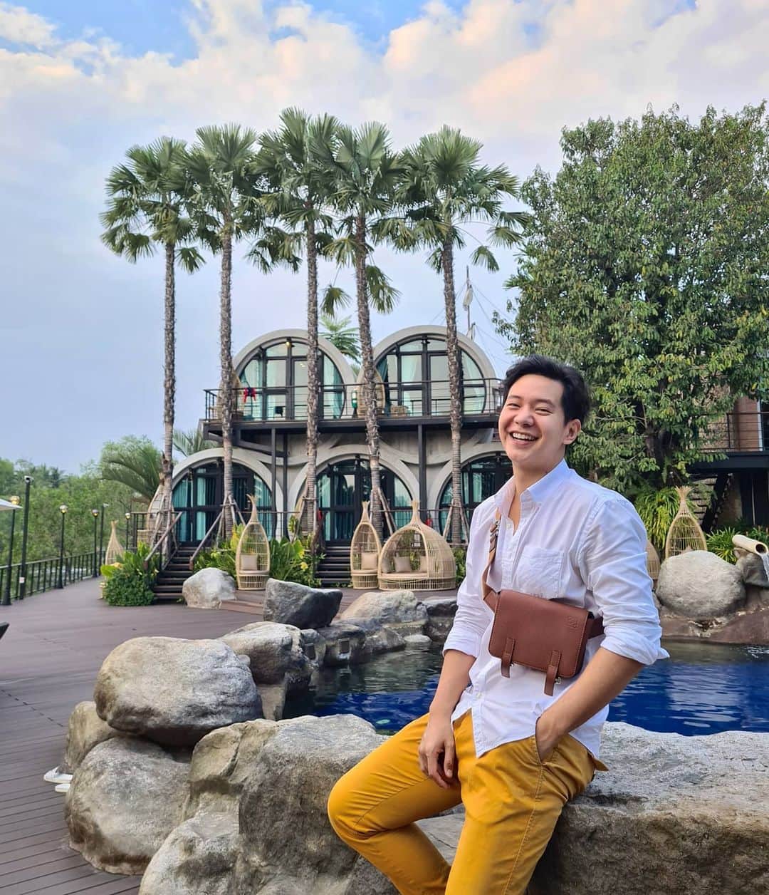 アイス・サランユーのインスタグラム：「อากาศดี ฟ้าใส  ใจชุ่มฉ่ำ @damnernpawa_resort  #ดำเนินพวา #ดำเนินพวารีสอร์ทบ้านต้นไม้ #บางคนที #เที่ยวทั่วไทยกับไอซ์ศรัณยู  ขอบคุณ น้อง @leew_ajareeya ด้วยค่ะ🤗🙏」