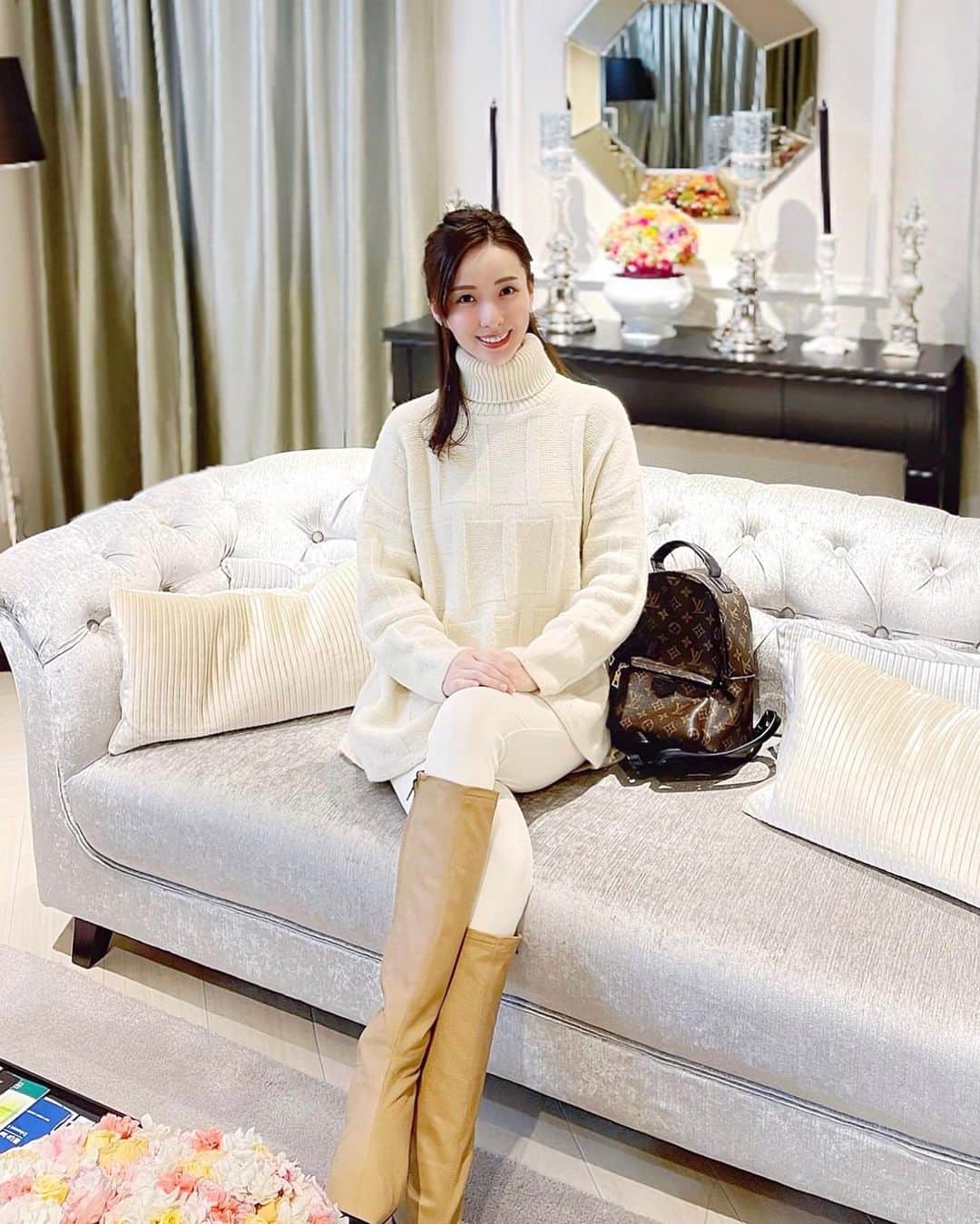 瀬戸早妃のインスタグラム：「いつもお世話になっている @venus_beauty_clinic さんで、 春夏に向けてお顔と首、デコルテ周りの脱毛｢#メディオスター ｣を受けてきました💆🏻‍♀️✨ . これまで、他の部位の脱毛はした事があったのですが1番後回しになっていたお顔周り。 メイク乗りや、写真写りがさらに良くなると良いなぁ〜(´ｰ｀) デコルテを出す季節に向けてスタートしました💚 脱毛は1回だけではなく複数回の施術が必要なので続けて通ってみたいと思います🎶 . つるつる毛穴レスなお肌に近づきますように…🙏🏻 いつも丁寧な施術、本当にどうもありがとうございます💓 . #venusbeautyclinic #venusbeautyclinic新宿 #ビーナスビューティークリニック #メディオスター #脱毛 #顔脱毛 #デコルテ美人 #毛穴レス #美容 #おすすめクリニック #beautifulskin」
