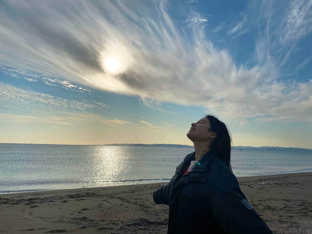 土屋太鳳さんのインスタグラム写真 - (土屋太鳳Instagram)「「映画の神様」という言葉がありますが 映画「 #哀愁しんでれら 」では 映画の神様を感じる空が 本当に多かった気がします💡 昼はもちろん、夜も、 そして待ち時間も。 . この空も凄かったなぁ✨✨✨」2月9日 14時22分 - taotsuchiya_official