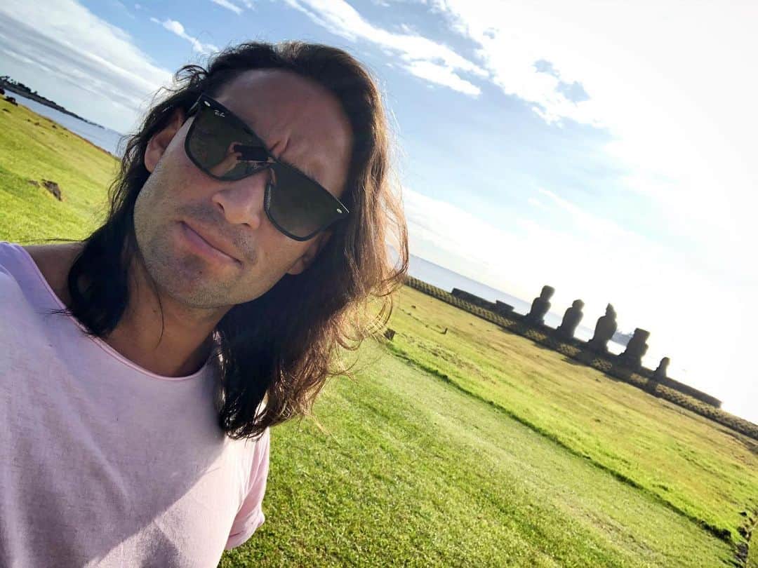 クラウディオ・リースのインスタグラム：「Tahai 🗿 🗿 🗿 🗿 🗿   #tahai #isladepascua #rapanui #selfie #klaudioreies #islitis   @longhairman4ever @longhairedfantasy @longhairgentlemen @top_manes @longhairstylemen」