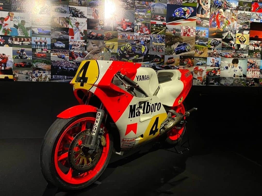 ヤマハ バイクさんのインスタグラム写真 - (ヤマハ バイクInstagram)「本日2/9(火)より、1983年YZR500が日本レース写真家協会主催「JRPA50周年写真展」に展示されます✨﻿是非ご覧ください。 ﻿ 【写真展概要】﻿ ・開催日程：2021年2月9日（火）～3月17日（水）﻿ ・開館時間：10時～17時30分﻿ ・休館日：日曜日・祝日﻿ ・開催会場：キヤノンギャラリー S（東京都港区港南2-16-6　キヤノン S タワー1階）﻿ ・入場料：無料﻿ ﻿ 【YZR500（0W70）について】﻿ 0W61の後継モデル0W70は、フロント17インチホイールを前提として設計されたアルミ製デルタボックルフレームに、進化したV型4気筒エンジンを搭載。さらにフライホイール慣性重量アップによる操縦安定性向上、ショックユニット変更（シーズン初期＝ベルクランク式、中期以後＝ボトムリンク式）、フレーム剛性の見直しなどで戦闘力をアップさせた。この0W70を駆るK・ロバーツは、1983年、ホンダV型3気筒NS500に乗るF・スペンサーと熾烈なチャンピオン争いを展開。僅差でタイトルを逃し、世界GPから引退を表明した。﻿ ﻿ #YAMAHAが美しい #YZR500 #yamahayzr500 #0W70 #ケニーロバーツ #kennyroberts #kingkenny #500gp #gp500 #motogp #日本レース写真家協会 #JRPA #JRPA50周年写真展」2月9日 14時19分 - yamaha_bike