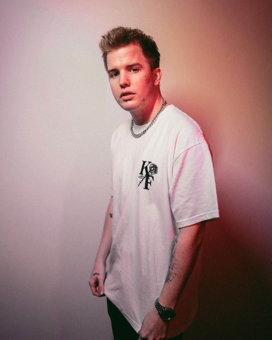 Kayefのインスタグラム：「Freitag 18:00 Uhr neuer Shop Drop ✌🏻Wer braucht wat zum anziehen? Ist ja kalt grad 🤓」