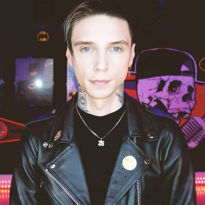 のインスタグラム：「My audiobook is out now! Click the link in my bio to download! I had an incredible time recording the narration for my book “They Don’t Need to Understand” and I hope that you guys enjoy listening to it! 🆎🖤」
