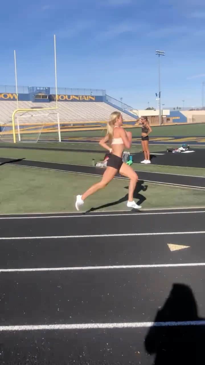 エマ・コバーンのインスタグラム：「We can’t stop 🏃‍♀️#running #teamNB #teamboss」