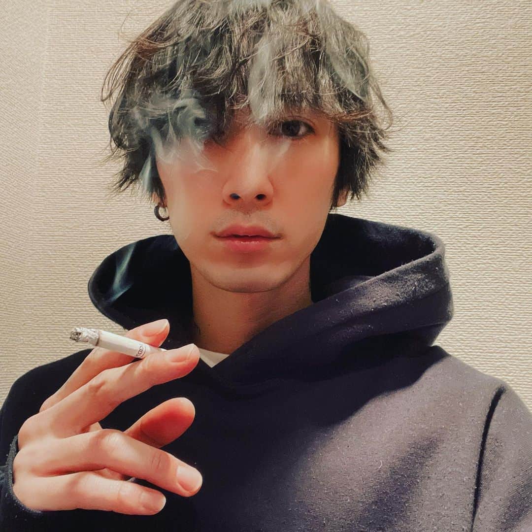 加藤 聖也のインスタグラム：「. もさもさへあー 口と鼻の間にお髭でも生やしてみようかな👨🏻 ありかなしか、やってみよ😗 #hair #hairstyle #髭が似合うのかどうか #どうせマスクで隠れるし #ちょろっとためにしやってみる #間違って剃らないように気をつけよ😂」