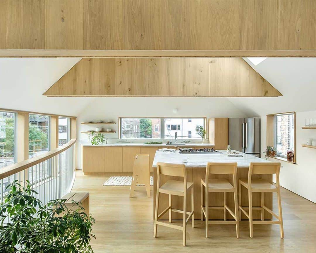 Design Milkさんのインスタグラム写真 - (Design MilkInstagram)「The Ardmore House marks the first built project for Chicago-based design studio @kwongvonglinow. You'll immediately notice big features like the triangular trusses and the curved double atrium, but those bold aesthetic choices serve a much larger purpose: they facilitate the home's contemporary floor plan. Private spaces like bedrooms are situated downstairs in this modern home, and just up the stairs - hidden behind the curved atrium wall - are communal spaces delineated from above by the wooden supports. \\\ Read more about the Ardmore House at the link in bio. 🔗  📷 : @jamesfloriophotography」2月10日 1時14分 - designmilk
