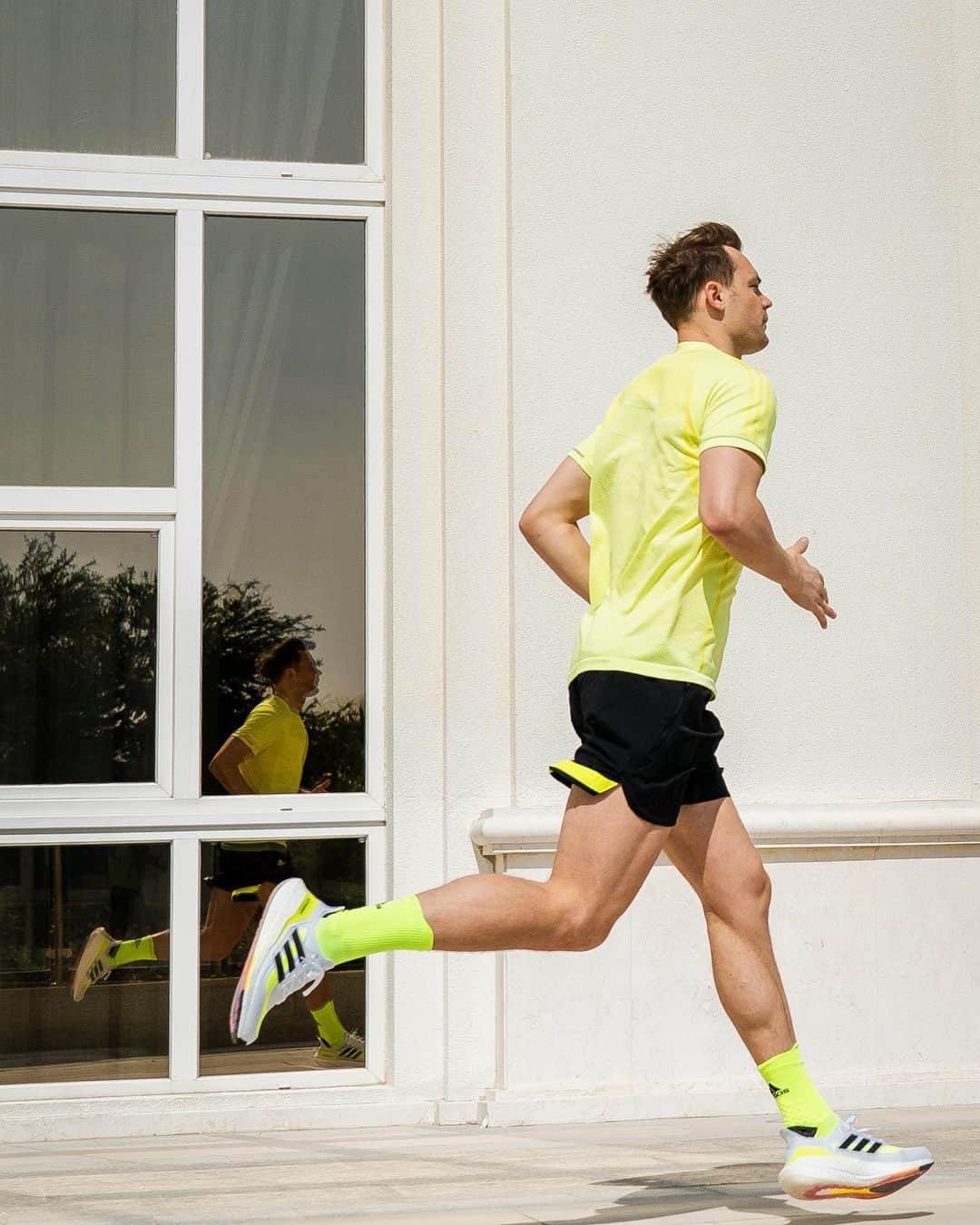 マヌエル・ノイアーのインスタグラム：「#ultraboost 21 für noch mehr Energie wie fühlt sich dein runners high an ?! #createwithadidas @adidas_de #energy」