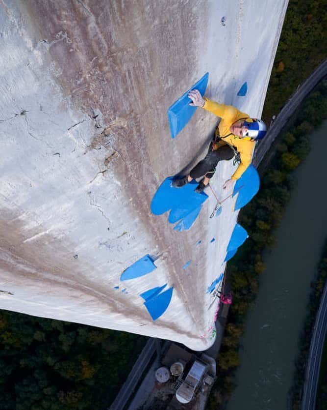 ドメン・スコフィッチのインスタグラム：「BLUE QUARTERS  11th pitch was up on 300+ meters and it was a pure gift for the effort it took to get there. 🎁 It’s nothing better than having a proper challenge and fight on it 100%, but once you get knocked down it’s nice to get a time-out 🤷‍♂️ The pitch below with a cute name “BLACK TURTLES” had nothing in common with the name and was freaking relentless in nature 😅 It took the last atoms of power out of my body. I was pretty sure my tendons were about to pop out because of hard crimping and by being completely dehydrated.  Luckily there was a BLUE QUARTERS pitch waiting for me to rescue my spirits. I swear I would call for a helicopter rescue, if this pitch didn’t exist 🙏🏻🚁  It was the only really easy and secure pitch on the whole chimney. 😜 . 📸 by @jakobschweighofer  . @redbull #givesyouwings @redbullsi @adidas @adidasterrex @fiveten_official @pazi.to #zavarovalnicatriglav @postanivojak #slovenskavojska @climbing_ranch」