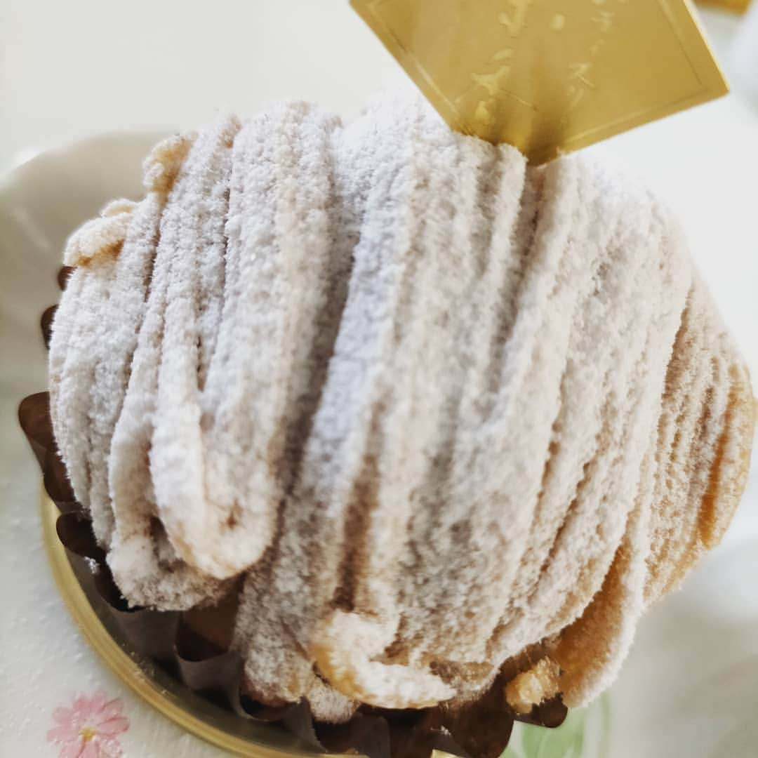 おぎたともこさんのインスタグラム写真 - (おぎたともこInstagram)「ケーキ食べた( °∀° )/   上品な甘さで好き✨ どの種類もおいしいよ🥰 いつも迷って定番のものになる  #このみ #おぎたともこ #村田千鶴  #広島グルメ #広島ケーキ #ケーキ #京香 #ティラミス #モンブラン #ガトーショコラ #いちごショート」2月9日 23時50分 - konomiogitatomoko