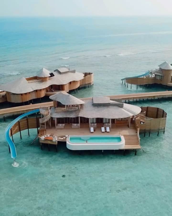 バーボラ・コディトヴァのインスタグラム：「The ultimate question: WATER VILLA vs. BEACH VILLA at @discoversoneva #SonevaFushi 📍 Which villa do you prefer?  As much as I love both options, I prefer to stay in a Water Villa 🌊  🎼 ily (i love you baby) - Surf Mesa feat. Emilee 🎼 death bed - Powfu feat. Beabadobee」