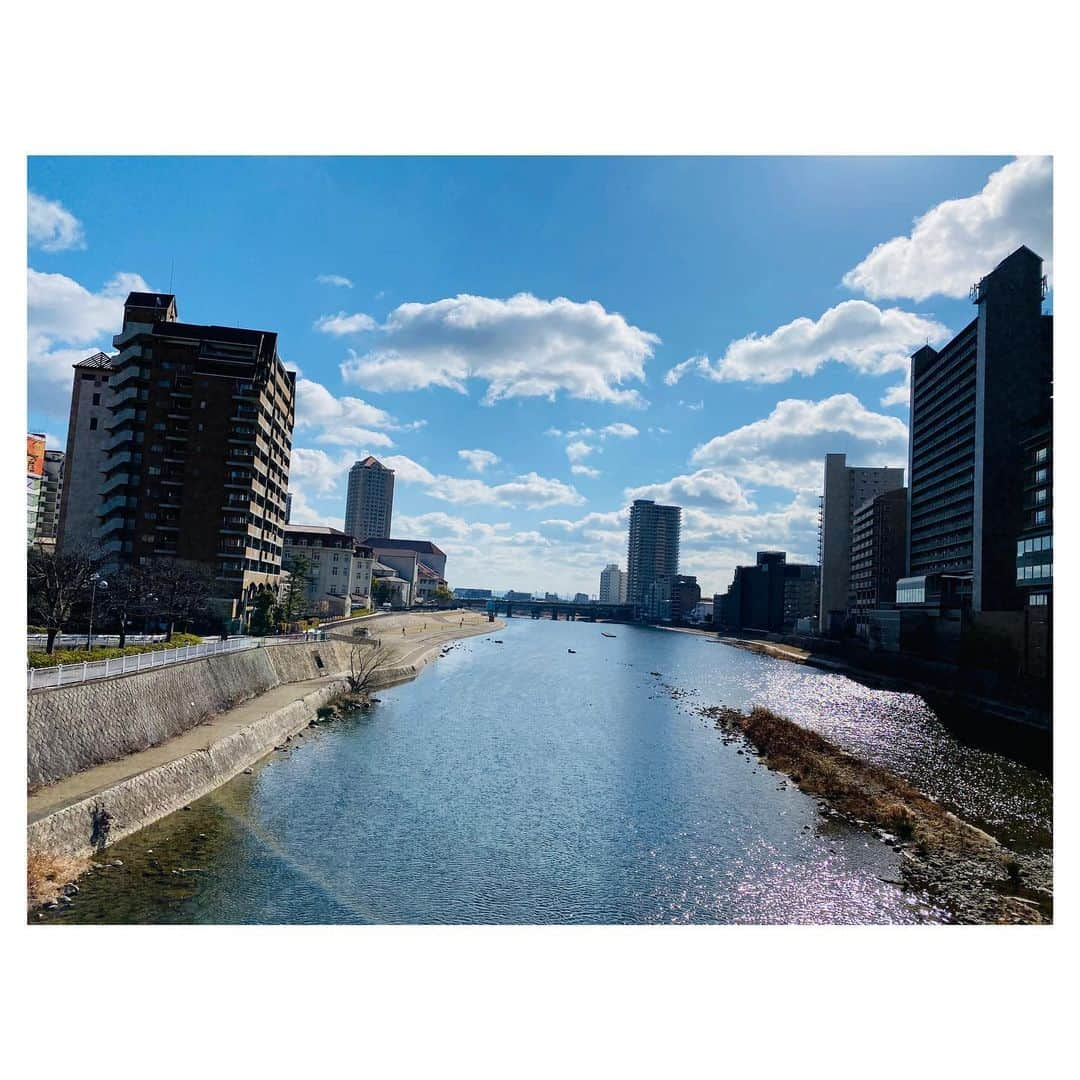 香音有希のインスタグラム：「2月8日。 素晴らしい千秋楽❄️  幸せをいっぱい分けて頂いて満ち足りた思いです。 愛に溢れた素晴らしい場所であり、大好きな故郷。 私は昔からこの大橋からの景色が大好きで、 何だか細胞の中から元気になるような、そんな気持ちになります✨ . . 雪組千秋楽から一夜明けた本日2月9日は私の退団記念日でして、 今日で卒業して7年となりました。 時が過ぎるのがあっという間で 驚きますが、 この懐かしい場所に来れて、 改めて宝塚で過ごしたかけがいのない時間や、出会えた仲間、応援して頂いた皆様への感謝の気持ちでいっぱいです。 宝塚に出会えてよかった。 皆様いつも本当に有難うございます！！ これからも何卒宜しくお願い致します🌈🌈 . . #雪組 #千秋楽 #望海風斗 #最高でした #大好きだよ #少し休めるといいな #2月9日 #退団記念日 #大雪の退団から7年 #有難うございます🙏」