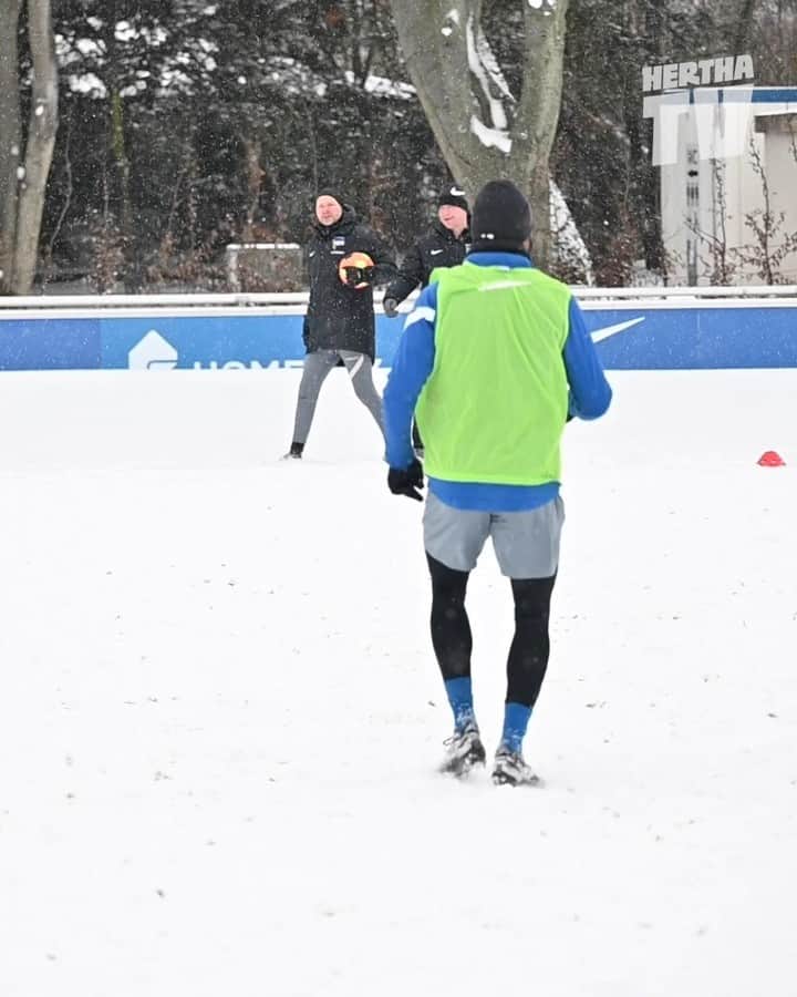 ヘルタ・ベルリンのインスタグラム：「Pál: Wie viel Bock habt ihr auf ein Schneeturnier, Jungs? 😏 Unsere Jungs:  . . #HaHoHe #herthabsc」