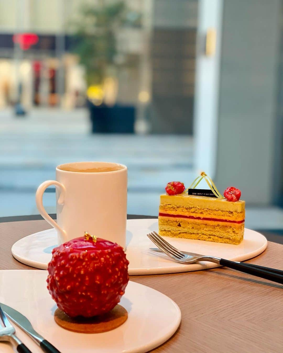 尾崎ありさのインスタグラム：「🍰🧁💛  過去pic #theritzcarlton #ritzcarlton #tokyo #スイーツ #sweet #sweets #ケーキ #dessert #cake #リッツカールトン東京 #カフェ巡り #カフェ #カフェスタグラム #東カレ倶楽部 #グルメ #コーヒー #yum #おしゃれさんと繋がりたい #yummy  #delicious #eat #gourmet #cafe #hotel #roppongi #六本木 #東京 #東京カフェ #東京グルメ #ピスタチオケーキ」