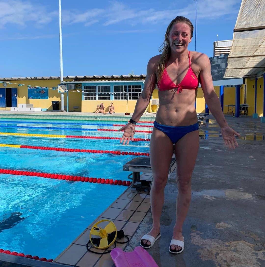 キーラ・トゥサントのインスタグラム：「3rd swim here done ✅ 15.8km so far! This morning a power set with propellor followed by an aerobic set. #stillsmilingthough #ArenaWaterInstinct #elkedagbeter #vandaageentomaatjemorgeneenchocolaatje」