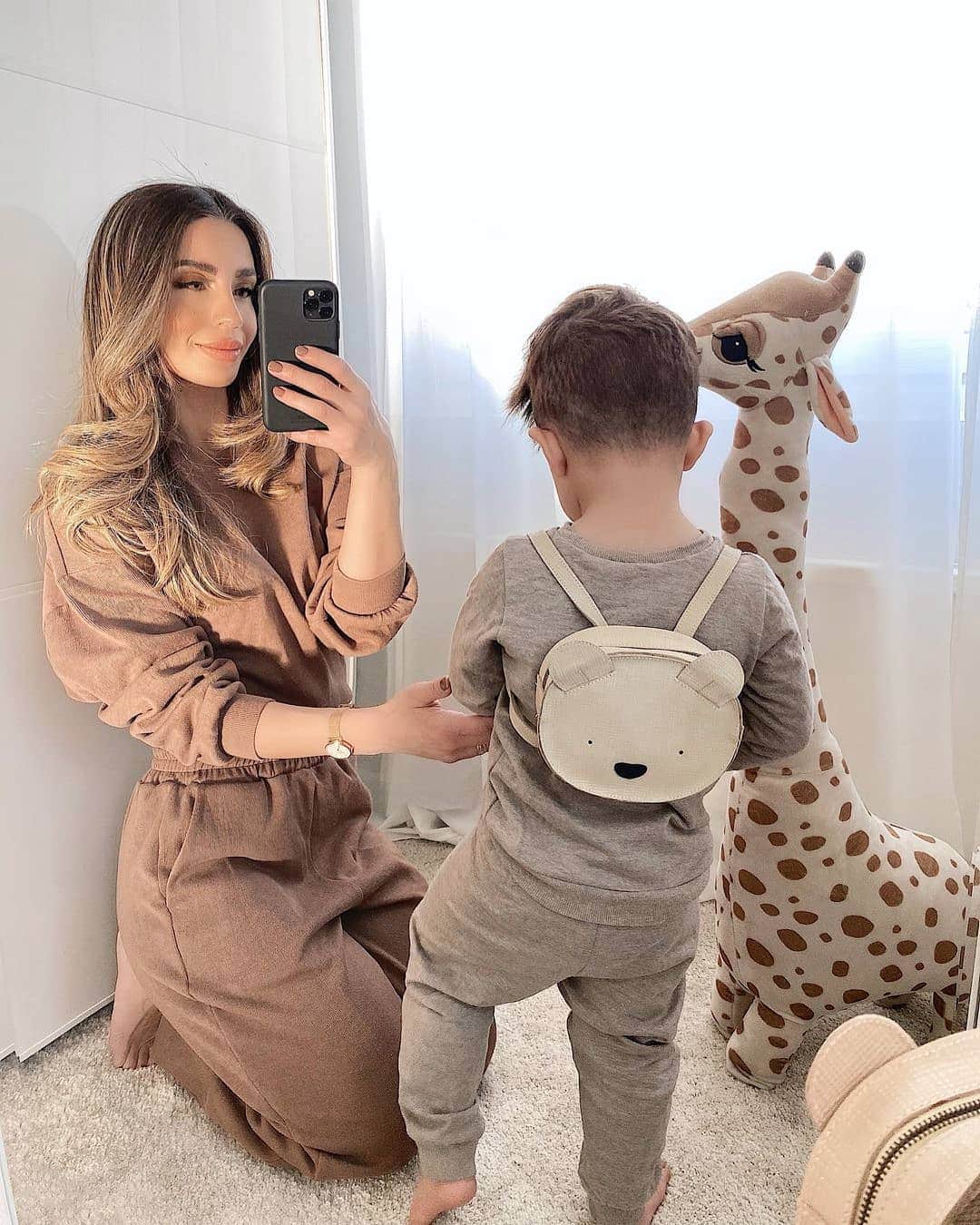 SHEINのインスタグラム：「There's nothing like a mother's love 🤍🕊 @aysegulozcaan  Shop Item #: 1703379  #SHEINgals #SHEINstyle #SHEINSS21 #casualstyle」