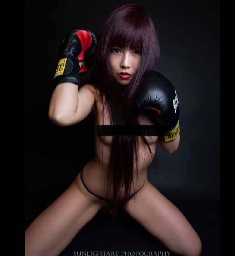 浮世みゆのインスタグラム：「Fighter 🥊✨  #studio #art #photography #arts #gravure #germany #berlin #model #asianmodel #followme #japanese #japanesegirl #fitnessmodel #fitnessgirl   photography @sunlightartphotography ✨✨  MUA @miyu_4art」