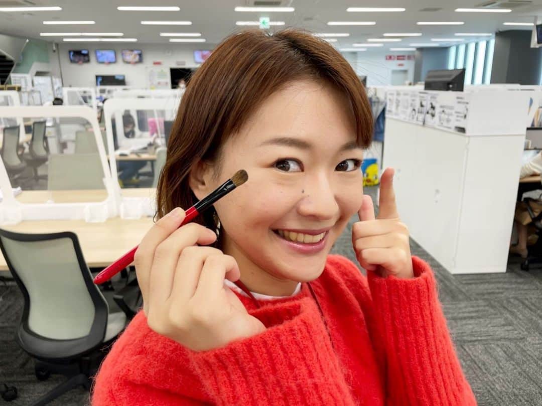 有田優理香のインスタグラム：「【放送のお礼💄と告知🍋】 キニナル「withコロナ時代のメイク事情」ご覧いただきありがとうございました。私も眉を整えてもらってスッキリ✨眉まわりを変えるだけで印象って変わるんだと実感しました。 マスク生活が続き制限はありますが、新たな自分を見つけるチャンスになるかもしれません☺️  さてさて、そんな目元のメイクには欠かせないメイクブラシ。中でも有名なのが熊の筆ですよね⭐️ 広島県内では有名ですが、全国的な知名度はそこそこ…ということであすのヒルナンデスで紹介します！！！(突然の告知！笑)  いよいよあす10日11時55〜放送です🙏ぜひご覧ください！ 当の本人はサンフレッチェキャンプ取材でリアルタイムで見ることは出ないのですが、、笑　皆さんからの感想お待ちしております🙇‍♀️  #ヒルナンデス　#知名度ギャップ名産品 #熊の筆　#竹田ブラシ #広島テレビ　#sanfrecce #指宿キャンプ #ダブルで楽しみ」