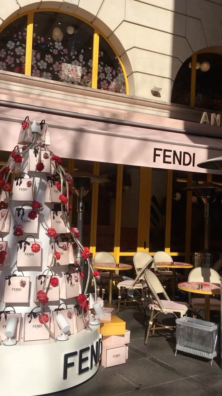 増山敬子のインスタグラム：「#fendicafe  やっと行けました💗 @anniversaire_cafe  が期間限定でopenしていて とにかく可愛くて、 テンション上がりました♡ 土曜日に行きましたが、 朝10時15分くらいで10組ほど並んでいる程度で45分過ぎには25組以上並んでいたので、少し早めに週末は並ぶのがいいかも🕊🕊 #表参道カフェ#表参道テラス#カフェ巡り#fendi#フォトジェニックスイーツ#カフェ動画#アラフォー女子#お洒落さんと繋がりたい#東京観光#東京カフェ#cafestagram」