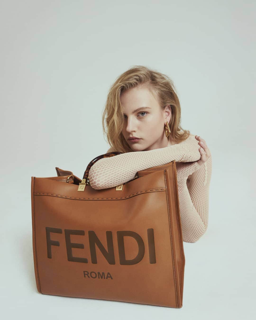 Fendiのインスタグラム：「The bag you’ll never want to let go of. Update your accessories collection with the #FendiFW20 Sunshine Shopper – capacious enough to carry all your essentials, while also promising to elevate every look in your closet.   Photographer: @yvanfabing Stylist: @giovannidariolaudicina Models: @bibiabdulkadir, Lisa Lu, @brittvdherik_, @zj_zhengjie, @freekiven」