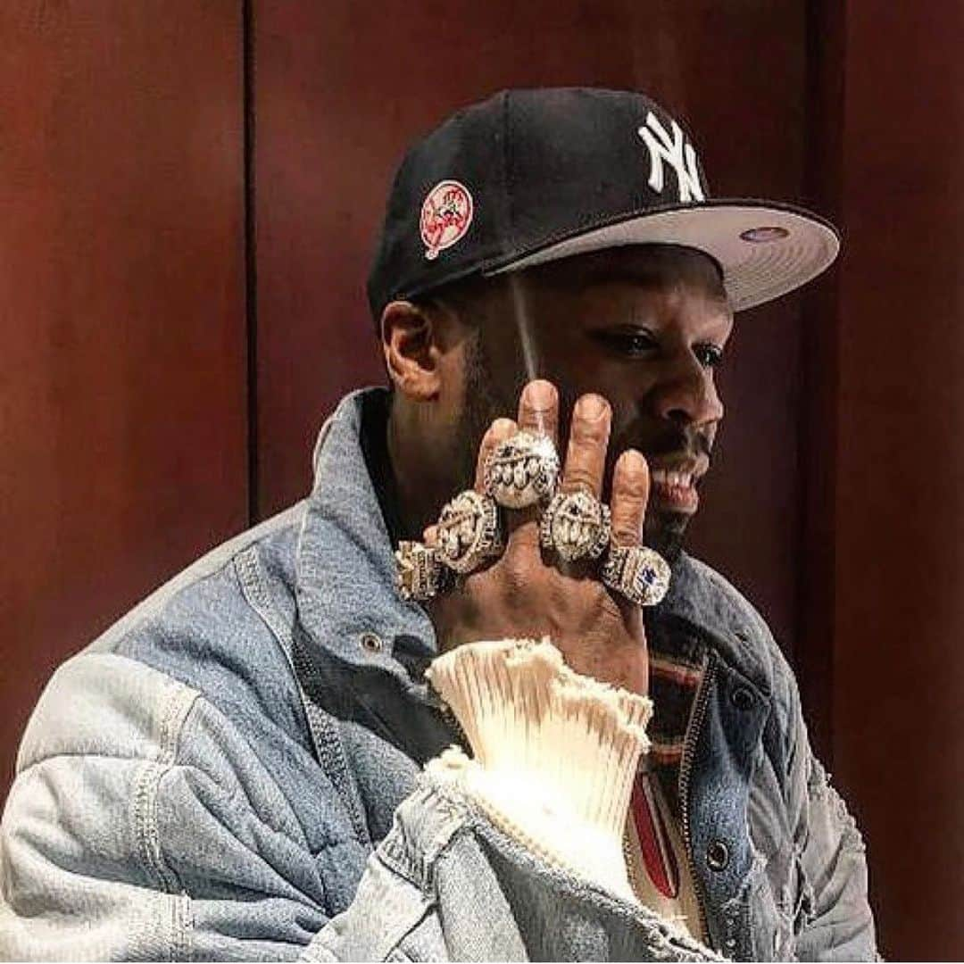 50セントさんのインスタグラム写真 - (50セントInstagram)「Tom Brady has more super bowl rings than all 32 NFL Teams. I’m on the same shit just watch the 📺. 🚦Green light Gang #bransoncognac #lecheminduroi #bottlerover」2月10日 0時03分 - 50cent