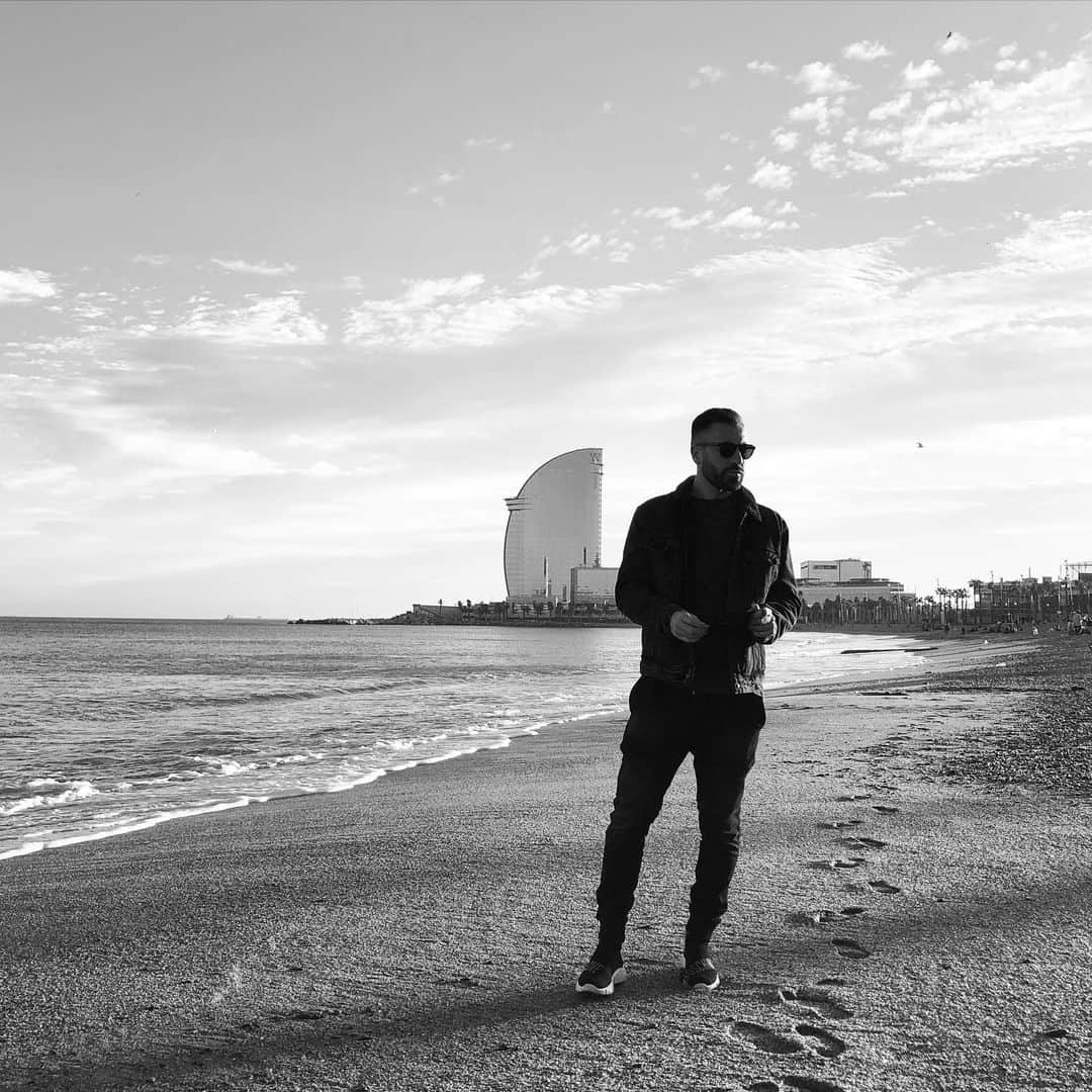 アントニオ・ルナのインスタグラム：「B A R C E L O N A 🌊」