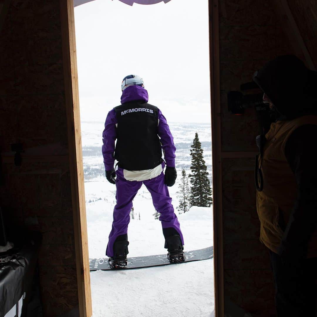 アナログクロージングのインスタグラム：「Today is the day. Riders drop into the @naturalselection course at 9:30 MST.  Live streaming exclusively Red Bull TV - Link In Bio / Story.  @redbullsnow」