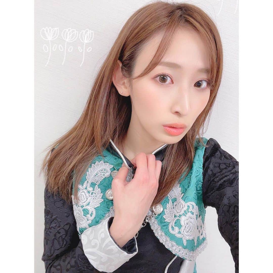 井坂仁美さんのインスタグラム写真 - (井坂仁美Instagram)「🤍  生誕イベントのグッズが 解禁されましたー！  ◎スウェットは大きめサイズで、 女の子だと今流行りのオーバーサイズで 着れると思います！ 私も当日はこのスウェットを 取り入れたコーデで参戦する予定💗 普段使いできる様なデザインになってると思います！  ◎タペストリーは思ったよりも 大きめサイズでしたが、 意外とカッコよくてGOしちゃいました😂♡  ◎アクリルフォトスタンドは 写真サイズなので、 何処にでも置けるかと♡  ◎チェキは会場で撮るので、 是非お揃いのスウェット着てくれると 仲良しチェキが撮れます👅💗  …とこんな感じなのですが、 どうでしょう？？ 気に入ってもらえたら嬉しいですっ  この素敵な画像達は みっすーこと、西園みすずちゃん (@nishizono_misuzu )が撮影してくれました！  本当に素敵なものばかりで選ぶの大変でした🙌💗  初の生誕祭なので、 遊びに来てくれたら嬉しいです  チケットは12日までの受付なので お忘れなきようお願いします🤲  今月はぬいすぴもちーの生誕もあるので、 皆んなも忙しいと思いますが 無理のない程度で愛してくれたらなっ  来られない方の為にも グッズ手に入れてもらう方法も 考え中ですので、お待ち下さい🙇‍♂️  いつもありがとうございます😊💗  #井坂仁美 #hitomiisaka #仮面ライダーGIRLS #kamenridergirls #KRGS #kamenrider #仮面ライダー」2月10日 0時09分 - hitomi_ankh