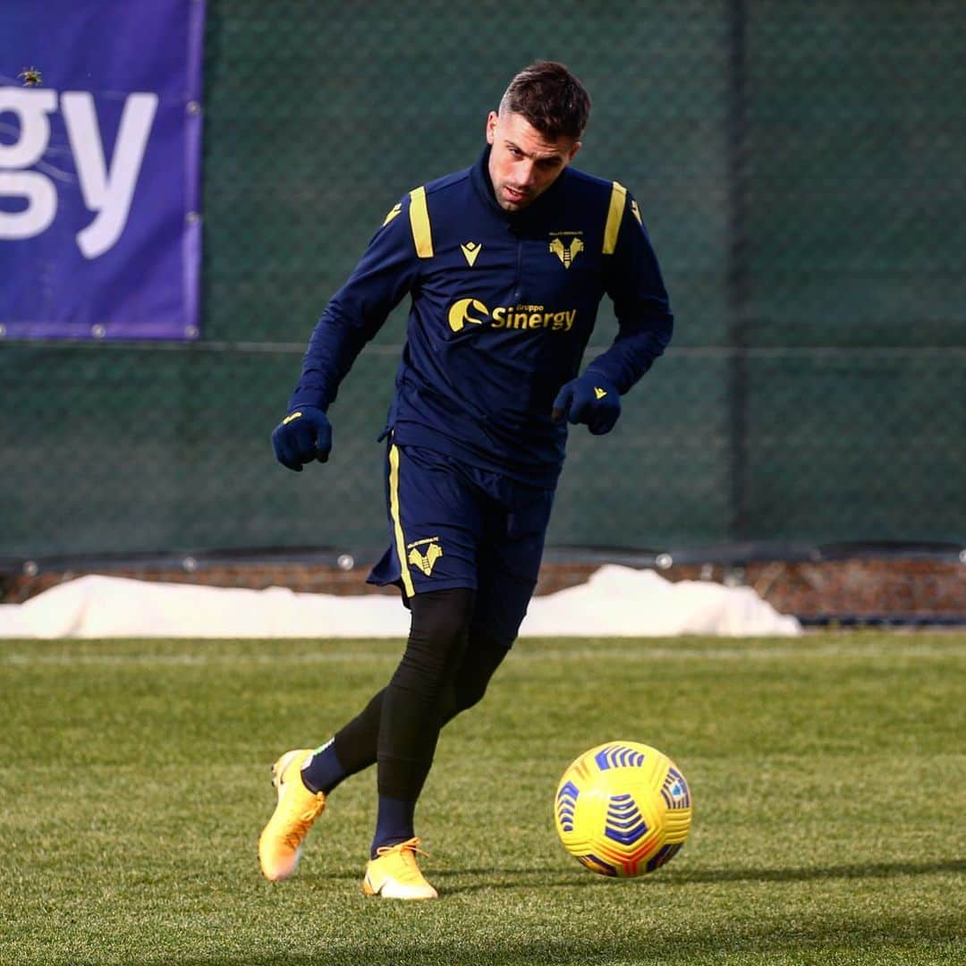 エラス・ヴェローナFCのインスタグラム：「7️⃣ DAYS TO #VeronaParma 🟡🔵  #SerieATIM #football #training #DaiVerona」