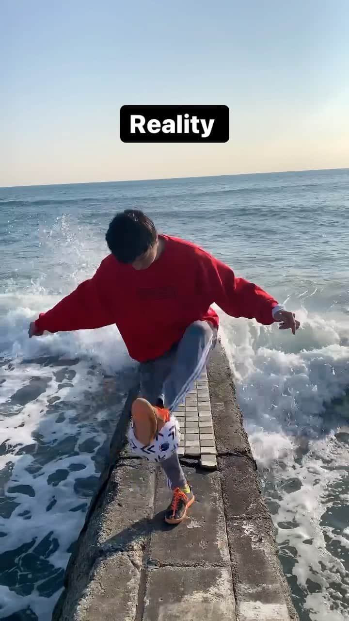 りゅートリックスのインスタグラム：「Me trying to get a cool shot in the crazy spot🤦‍♂️  ・ ・ 敗因は波の音がデカ過ぎてビビってしまったこと、、笑 ・ ・  #リフティング　#フリースタイルフットボール　#フットサル #サッカー #サッカー少年 #少年サッカー #サッカー好き #サッカー小僧 #サッカースクール #freestylefootball #freestylesoccer #instafootball #adidasfootball #ballistikboyz #football⚽ #soccerislife #footballlife #433 #lovesoccer #fslife #streetsoccer #iamafreestyler #soccerskills #footballlove #tekkers  #trickshot #speenball #」