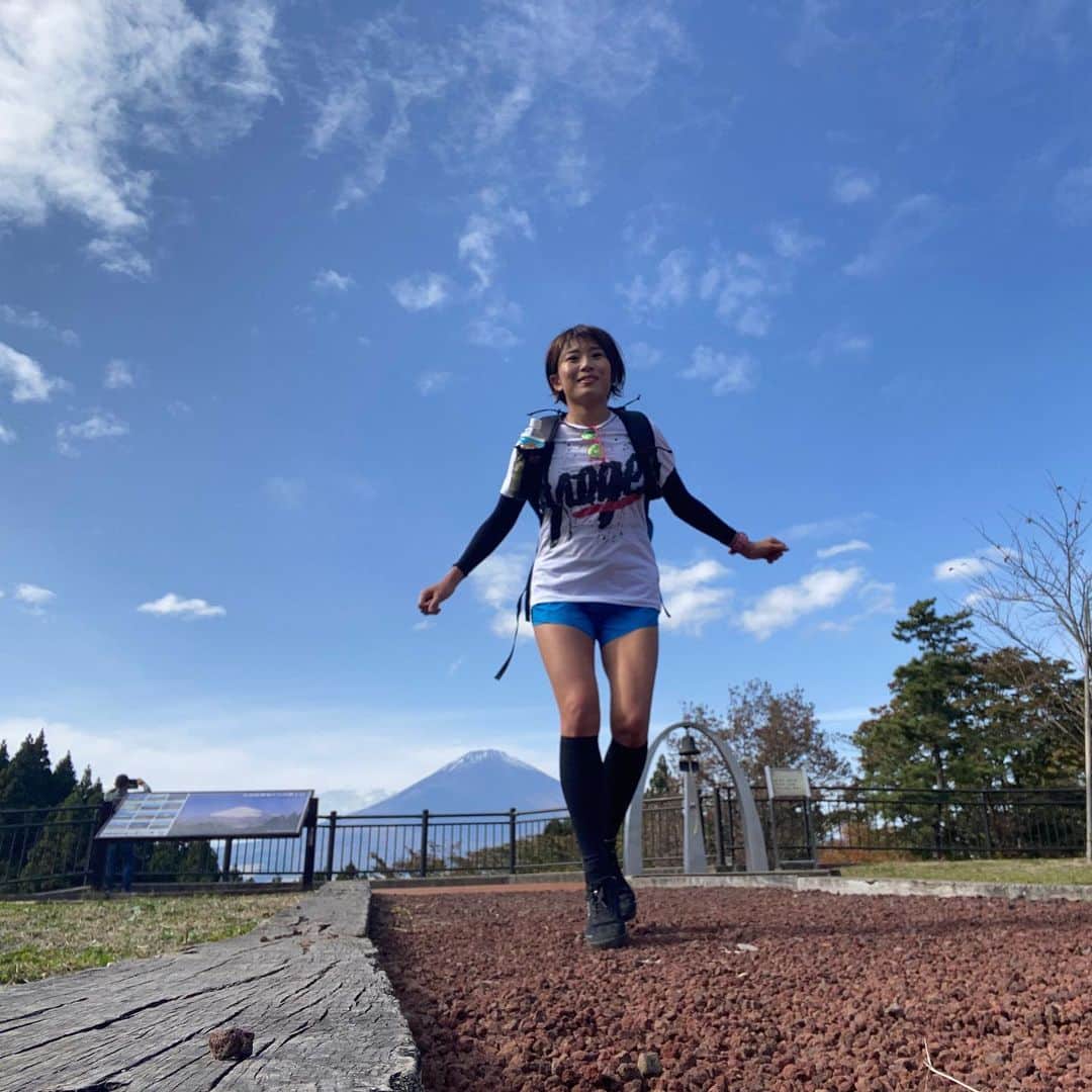 きゃっするひとみーさんのインスタグラム写真 - (きゃっするひとみーInstagram)「#乙女峠 #金時山  富士山がとにかく綺麗だった😇😇😇😇😇😇😇😇😇 またどっか山登りたいなぁ😇 . トレイルしてると、すれ違うハイカーさんがかっこいいね！って褒めてもらえて嬉しくなる。笑（速くもないけど強そうに見えるらしい） ロードも大好きやけど山もやっぱり楽しい！✨✨  山頂でのんだきのこ汁がおいしかった😇💓 くだりが速くなりたい。  行ったの2020年の11月です🥺  トレイルランにもむぎ茶✌️  #健康ミネラルむぎ茶  😎　@goodr_jp  👚　@utme_official  👖　@nike  🧦　@idatensports  👟　@inov8japan  🍵　@mineralgokugoku  💊　@aminosaurus 💍　@kiyohara_x_addelm  🎒　@answer_4 ⏰　@garminjp  🧤　@zamst.jp」2月10日 0時13分 - takaxjumppp