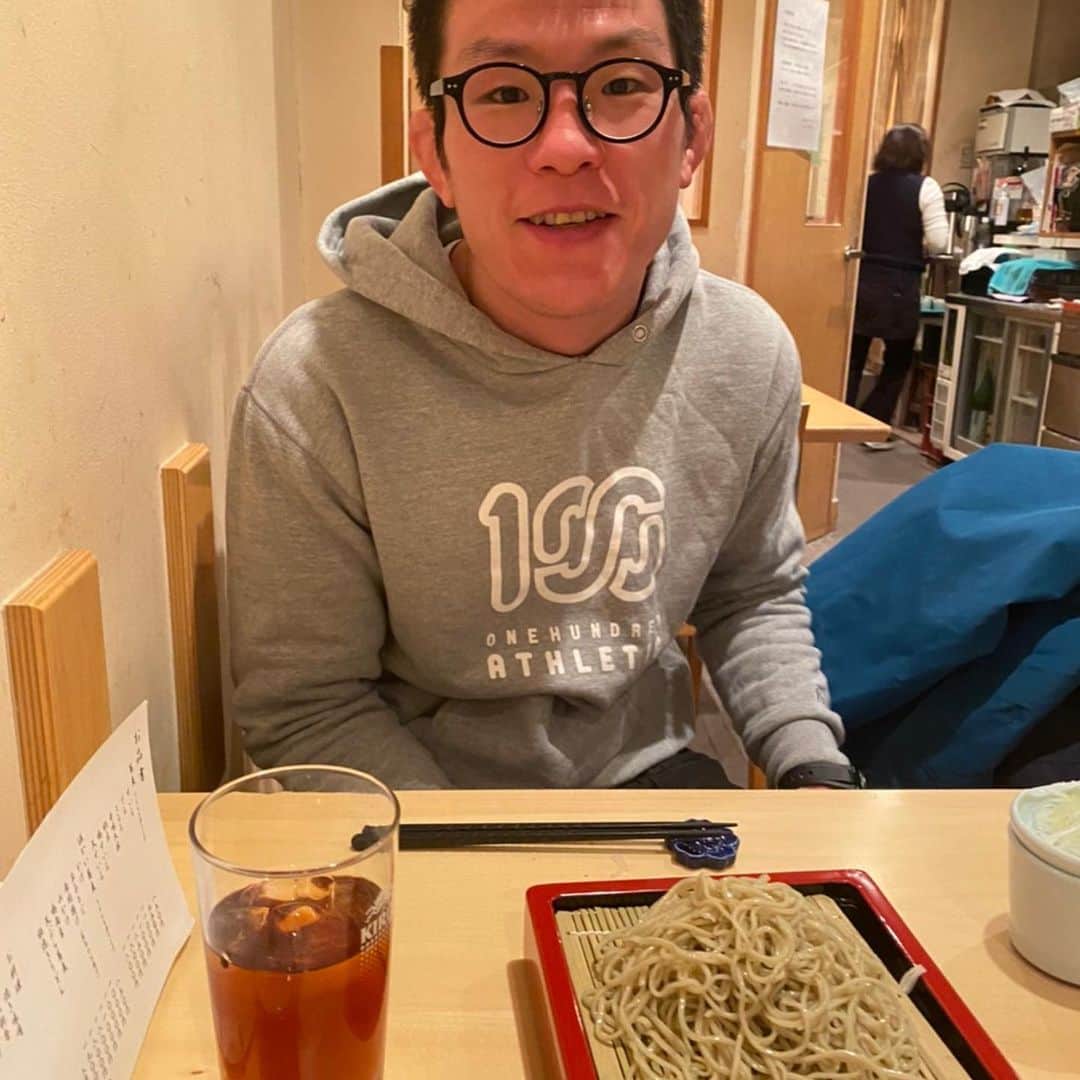 青木真也のインスタグラム：「今まで食べてきた蕎麦で一番。馬刺しも格別。熊本で食べた馬刺しが納得いかなかったので帰京後すぐにきたのだ。#手打ち蕎麦かわしま #蕎麦＃馬刺し」