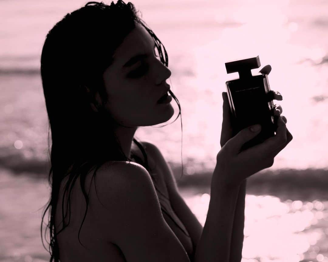 ナルシソロドリゲスさんのインスタグラム写真 - (ナルシソロドリゲスInstagram)「for her MUSC NOIR: the definition of mystery and sensuality in a scent.  Discover for her MUSC NOIR via link in bio.  Photography by @InezandVinoodh featuring @Y0laa.  #forher #MUSCNOIR #mysecretmusc #narcisorodriguezparfums #parfum #fragrance」2月10日 0時19分 - narciso_rodriguez