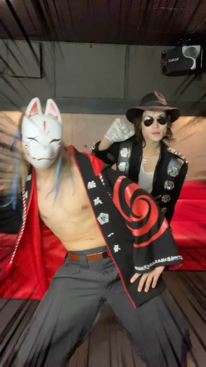 michaeljackton.officialのインスタグラム：「Goshi Goshi Dance / Mj feat.. @djshacho_candyfoxx  . #michaeljackton #moonwalker #kingofpop #djshacho #goshigoshi #candyfoxx #neverland #michaeljackson #goshigoshidance」