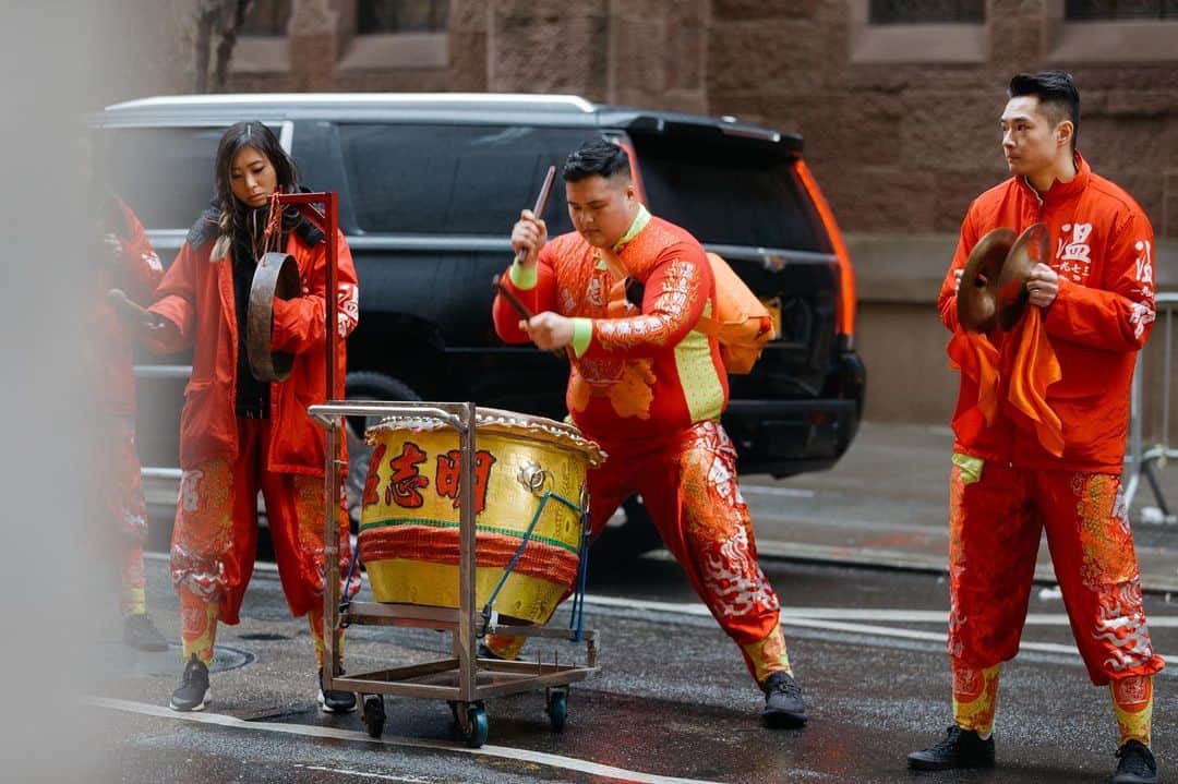 のインスタグラム：「Scenes from Lunar New Year 2020: Traditional Chinese drumming is a hallmark of prosperity and celebration, uniting people through collective rhythm.  . . 📸 @photosalonhelga  . . #newyorkcity #nyc #newyork #lunarnewyear #lunarnewyear2021 #chinesenewyear #yearoftheox」