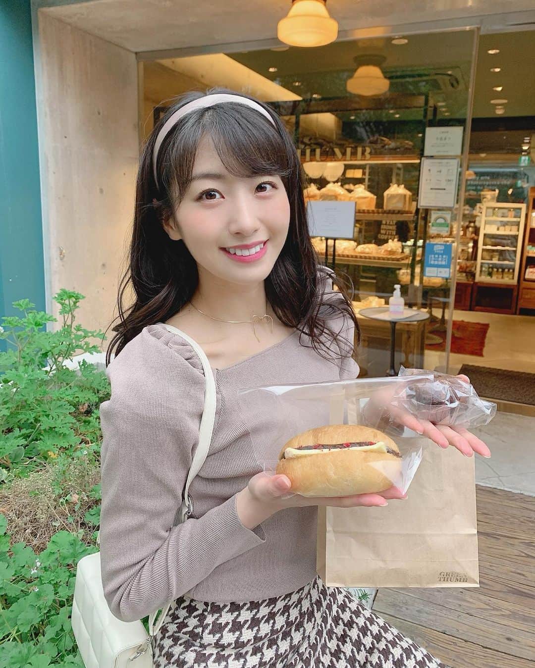 関根ささらさんのインスタグラム写真 - (関根ささらInstagram)「GREEN THUMBでパンをテイクアウト🥐🛍  ♡ #あんバターぱん(いちご) ♡#チョコチップマフィン  を買ってみたよ〜〜🥰🥰🙏 . . 普段あまりパンを食べる機会はないのですが… めっっっちゃくちゃおいしかった👏😋🍫 惣菜パンもあったからまた今度食べたいなぁ🍕 . . #greenthumb #greenthumbs #bakery #shibuya #shibuyabakery #bakeryshibuya #shibuyacafe #tokyo #tokyocafe #渋谷カフェ #ベーカリー #テイクアウト #渋谷テイクアウト #パン屋さん #パン屋 #パン屋巡り」2月10日 0時31分 - sasarasekine