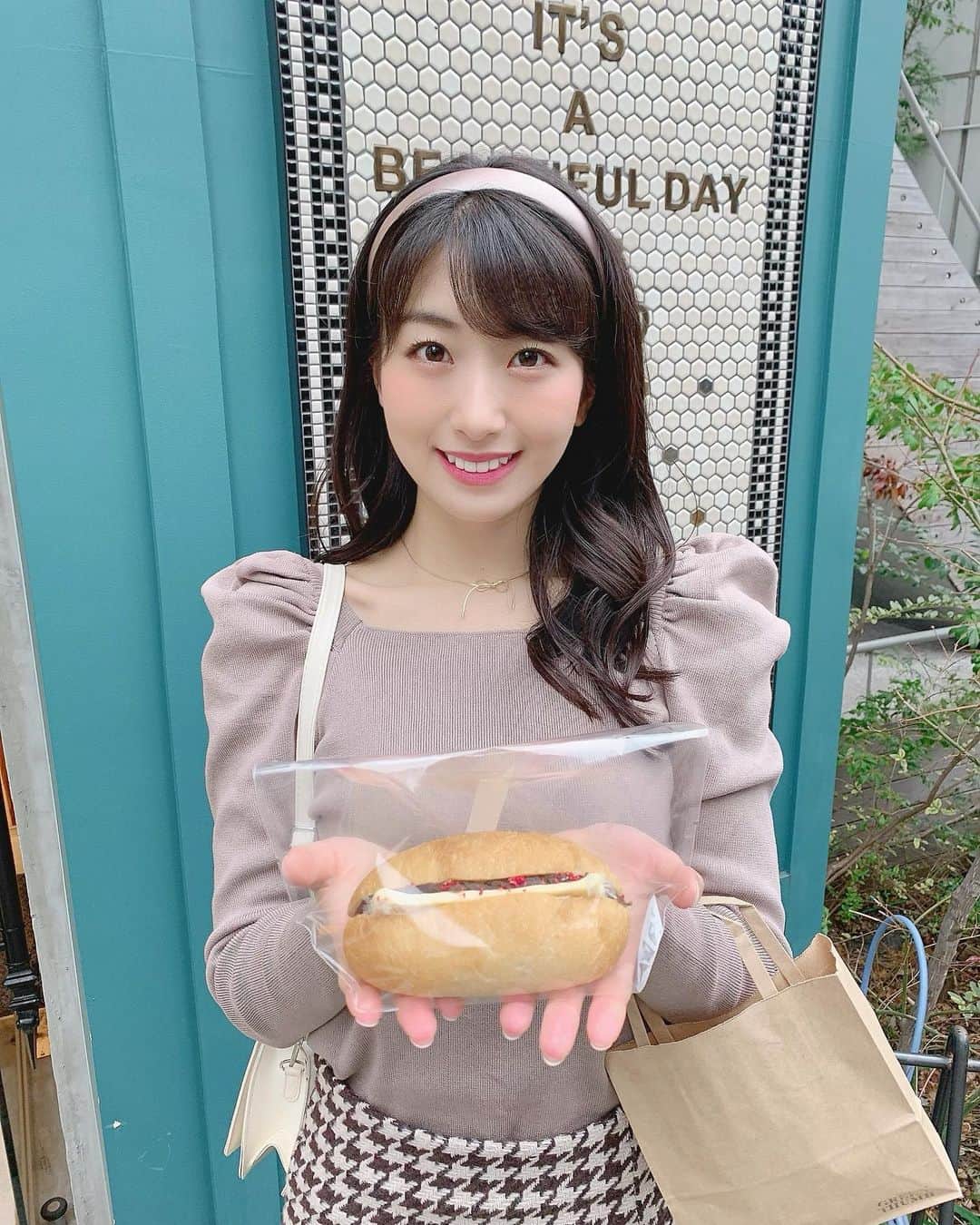 関根ささらさんのインスタグラム写真 - (関根ささらInstagram)「GREEN THUMBでパンをテイクアウト🥐🛍  ♡ #あんバターぱん(いちご) ♡#チョコチップマフィン  を買ってみたよ〜〜🥰🥰🙏 . . 普段あまりパンを食べる機会はないのですが… めっっっちゃくちゃおいしかった👏😋🍫 惣菜パンもあったからまた今度食べたいなぁ🍕 . . #greenthumb #greenthumbs #bakery #shibuya #shibuyabakery #bakeryshibuya #shibuyacafe #tokyo #tokyocafe #渋谷カフェ #ベーカリー #テイクアウト #渋谷テイクアウト #パン屋さん #パン屋 #パン屋巡り」2月10日 0時31分 - sasarasekine
