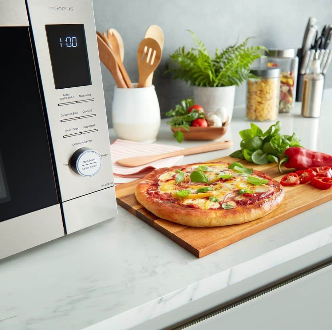 Panasonicさんのインスタグラム写真 - (PanasonicInstagram)「What are your favorite pizza toppings? 🍕   We’re celebrating #NationalPizzaDay today by throwing a slice in our Panasonic HomeCHEF 4-in-1 Multi-Oven.」2月10日 0時31分 - panasonic