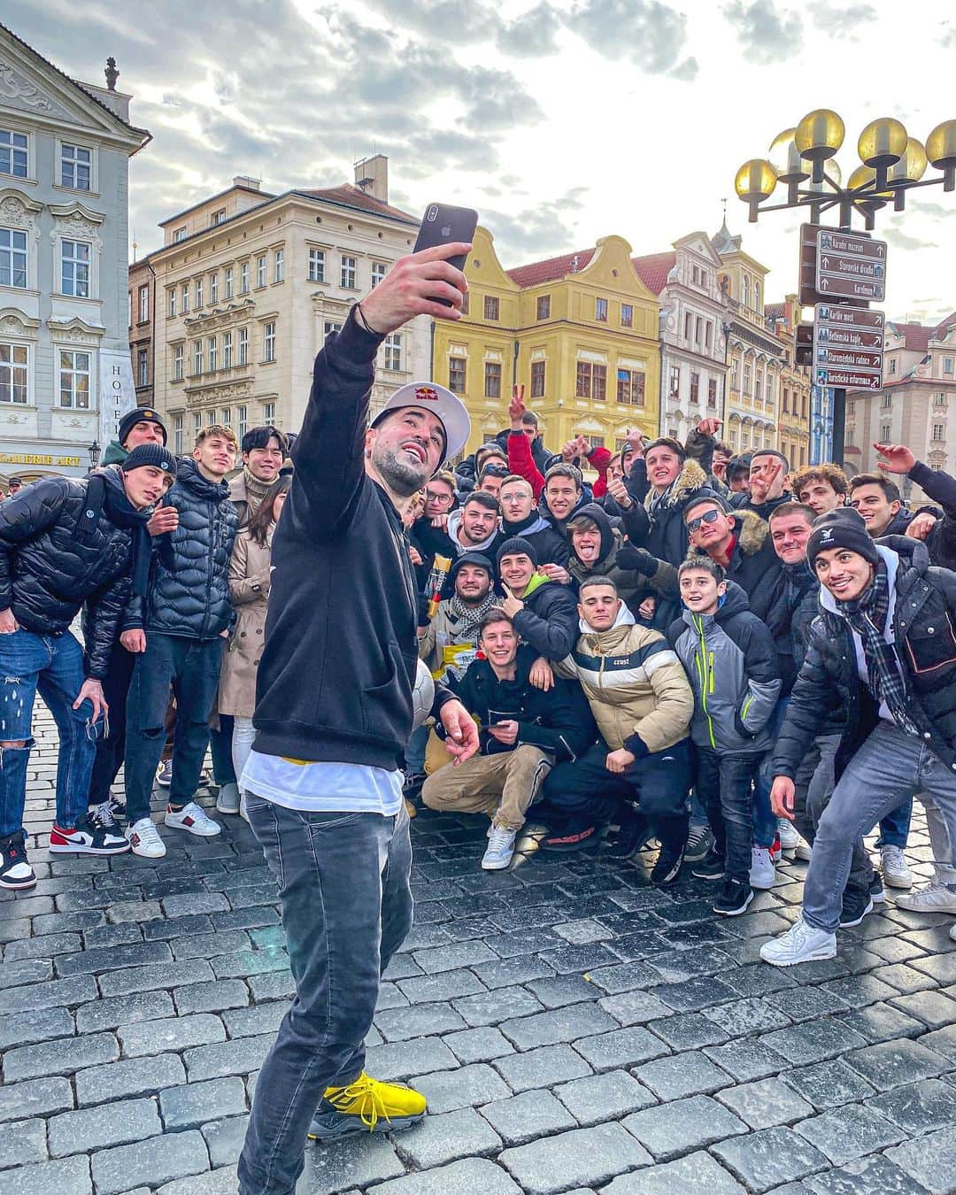 ショーン・ガルニエのインスタグラム：「Prague : over 🇨🇿 See you tomorrow in Dubaï ! ✨ #Urbanballer #SeanGarnier #Football #Pic」