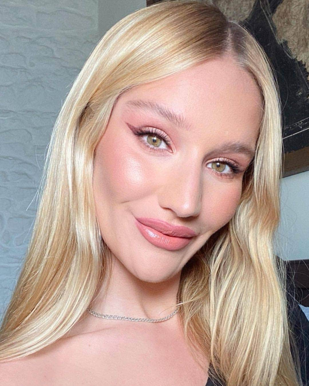 シャーロット・ティルベリーさんのインスタグラム写真 - (シャーロット・ティルベリーInstagram)「💖 LIVE VALENTINE’S MASTERCLASS WITH SOFIA TILBURY 💖  Darlings, join my gorgeous niece @sofiaschwarzkopftilbury and Pro Makeup Artist @lifeofkellydawn for the ultimate DREAMY NIGHT IN with a LIVE VALENTINE’S MASTERCLASS on Tuesday 9th February at 6PM GMT, hosted here on my Instagram!!! Sofia and Kelly will be sharing their expert TIPS and TRICKS so you can BRUSH ALONG at home and create the ultimate Valentine’s Day LOOK OF LOVE!! Plus, they’ll be sharing the SECRETS to find the PERFECT Valentine’s Day gifts for EVERYONE you LOVE and revealing their own #HAPPIKISS memories!! Swipe UP on my stories NOW to set your reminders darlings!!!」2月10日 0時35分 - charlottetilbury