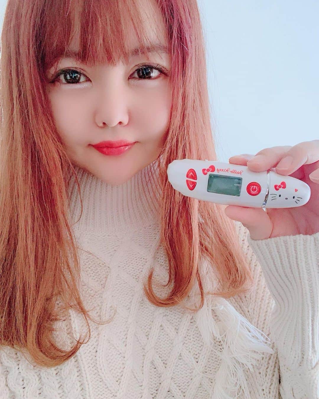 のインスタグラム：「・ ・ 乾燥しているこの季節に、スキンケアの一つとして「美ルル スキンチェッカー」が仲間入りしました✨ ・ 水分と皮脂の状態がわかるチェッカー❤️ ニコニコマークが状態が良くて、悲しいマークが状態が悪いので簡単に自分のお肌の状態が分かります❗️ ・ 判定も2.3秒、USBコードも付いているので充電もラクです😆 なんていっても、キティちゃんのスキンチェッカーというのが可愛い🥰 いくつになってもキティちゃんは可愛いなぁ💕 ポーチに入ってるだけでテンション上がります👌🏻 ・ ・ 🌹 ・ ・ #belulu #美ルル #スキンチェッカー #美ルルスキンチェッカー #美容 #美容好きな人と繋がりたい #水原乙 #インスタグラマー #インフルエンサー #好可爱 #卡哇伊 #可愛 #맞팔 #sexybody #sexyhot #instagravure #tagsforlikes #YouTube #YouTuber #japanesegirl #asianbeauty」