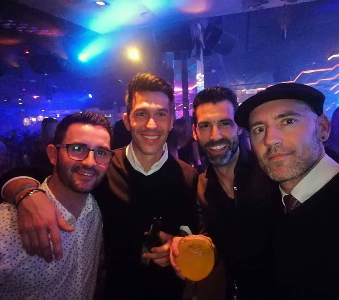 ルイス・ハビエル・ガルシア・サンスのインスタグラム：「Lockdown made us stay away from some of those we love. Let's remind ourselves next time we can, to hug them and tell them how much we've missed them. I Miss these guys and can't wait to meet them again. I'm sure you guys feel the same...CHEERS for those who we'll have a drink soon !! #friends #Childhood #LuisGarcia #Paco #Adri #Jordi #Since1992」