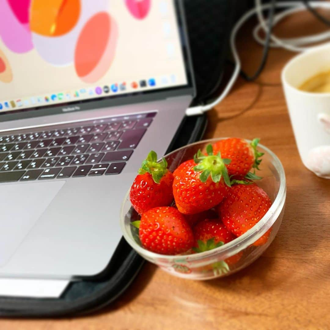 岡野綾夏さんのインスタグラム写真 - (岡野綾夏Instagram)「本日の仕事のおとも🍓  #かおり野 #いちご #仕事のとも」2月10日 0時51分 - ayaka.o531