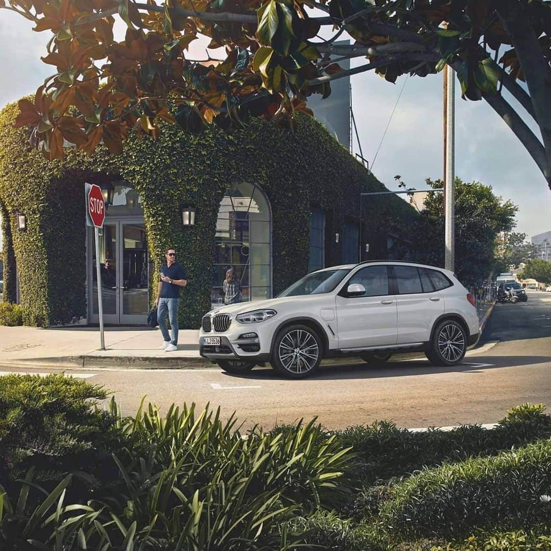 BMW Thailandさんのインスタグラム写真 - (BMW ThailandInstagram)「ทุกการเดินทางของคุณ จะช่วยรักษาโลกใบนี้ เพราะ BMW X3 Plug-in Hybrid คันนี้ มีอัตราการปล่อยมลพิษที่ต่ำกว่ามาตรฐาน เป็นมิตรต่อสิ่งแวดล้อมแน่นอน   - BMW Protect (ประกันภัยชั้น 1) สูงสุด 2 ปี - ในราคาผ่อนต่อเดือน เริ่มต้นที่ 28,999 บาท  สอบถามข้อมูลเพิ่มเติมได้ที่  - BMW Contact Center : 1397  - Line : @BMWLeasing : https://lin.ee/e8LSXa4  - ข้อมูลเพิ่มเติมคลิก : https://bit.ly/2NeZSvA  - จองผ่านช่องทางออนไลน์ : https://bit.ly/3ccgLSB   *เงื่อนไขเป็นไปตามที่บริษัทฯ กำหนด #BMW #BMWTH #THEX3 #JOYisBMW #สุนทรียภาพแห่งการขับขี่」2月10日 0時46分 - bmwthailand