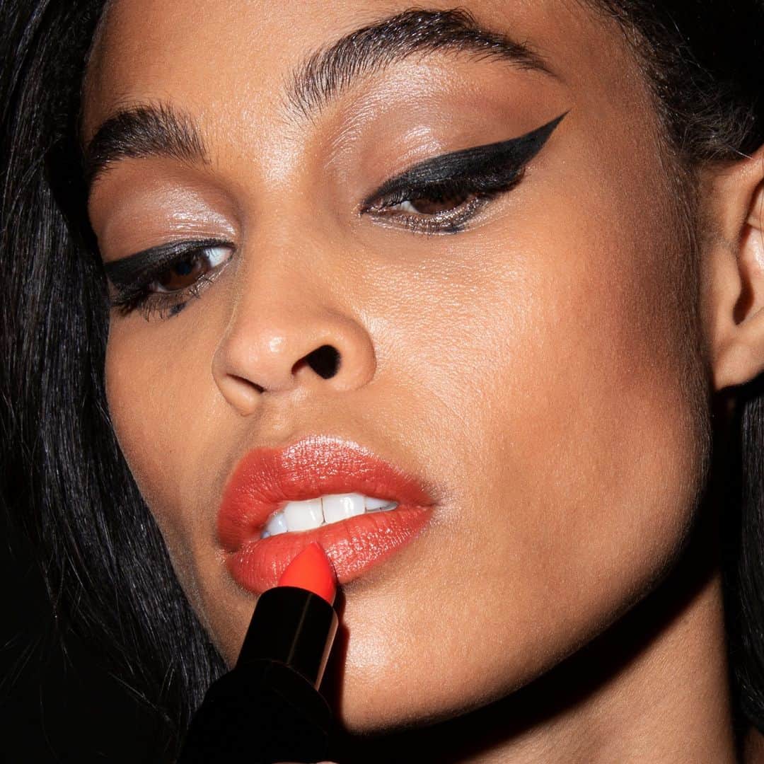 Smashboxのインスタグラム：「AQUARIUS: Love is in the AIR and its time for a total glow up 💫  Get the look: ♒️ Be Legendary Lipstick in Spectacle  ♒️ Photo Finish Primerizer ♒️ Always On Liquid Liner」