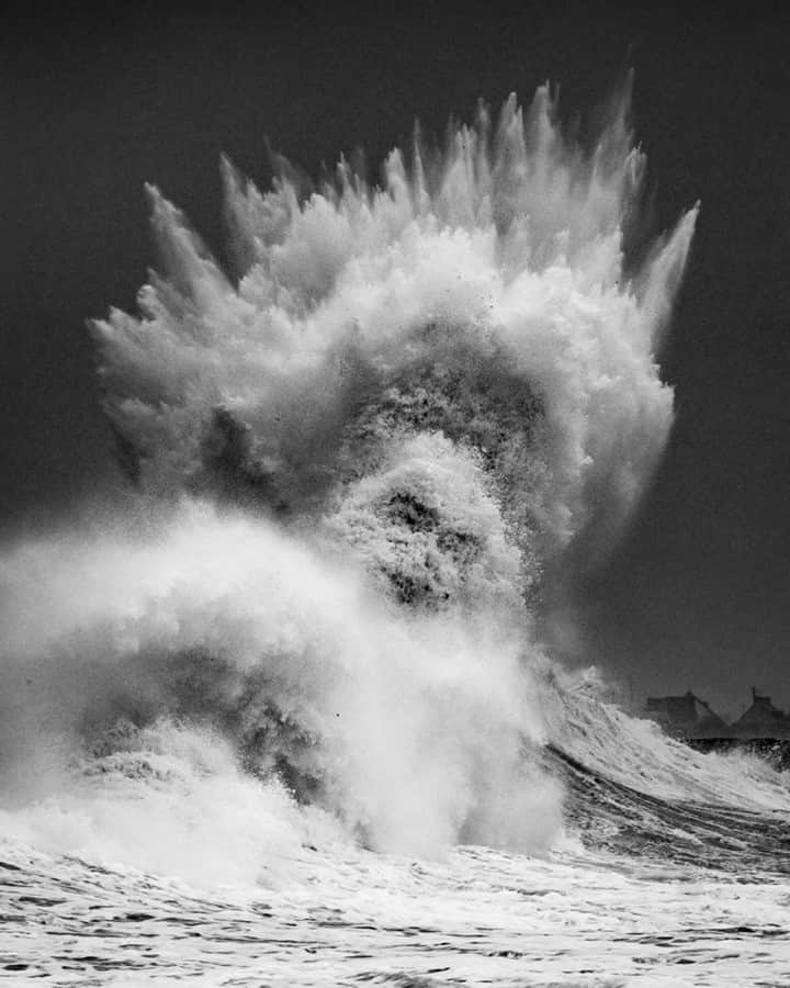 Discover Earthさんのインスタグラム写真 - (Discover EarthInstagram)「Poseidon- king of the sea !  "This weekend the storm Justine swept along the west coast of France. The waves were incredibly powerful, aesthetic and defied the laws of gravity... Here is one of these magnificent sea flights animated by the spirits of the ocean and captured in Lesconil in South Finistère."  #discoverfrance🇫🇷 with @mathieurivrin_photographies   . . . .  #bzh  #bretagnetourisme  #breizh  #cotesdarmor  #igersbreizh  #illeetvilaine  #jaimelabretagne  #bretagne ​#finister  #tempete  #storm  #france  #nature  #photography  #landscape  #vague  #mer  #orage  #sea  #winter  #photooftheday  #picoftheday  #beach  #justine  #clouds  #ocean  #waves  #hiver  #normandie」2月10日 1時00分 - discoverearth