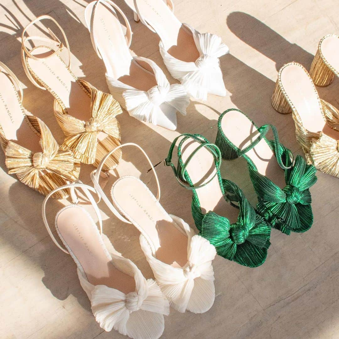 レフラーランドールさんのインスタグラム写真 - (レフラーランドールInstagram)「Behind the scenes—pretty pleats lined up for a shoot 💚」2月10日 0時54分 - loefflerrandall